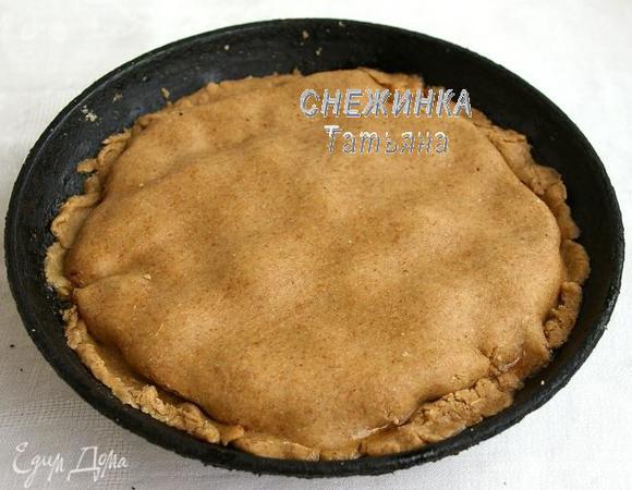 Подгибаем края теста и слегка придавливаем его к начинке.