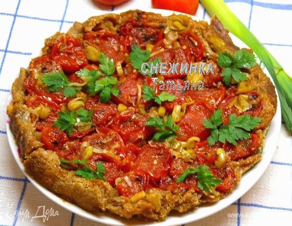 Выпекаем пирог в разогретой до 180С духовке 20 минут. Готовый пирог накрываем тарелкой, сковороду или форму берём рукой под дно (осторожно, горячее, помогаем полотенцем!) и, повернув сковороду (форму), одним движением переворачиваем пирог на блюдо.