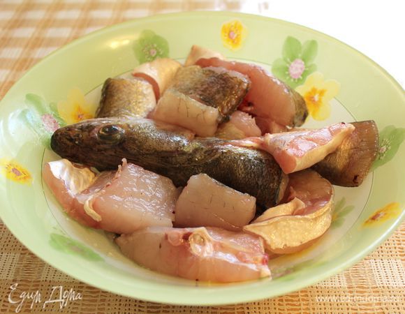 Рыбу хорошо почистить, порезать на средние куски и посолить, убрать в холодильник на 30-60 минут. 