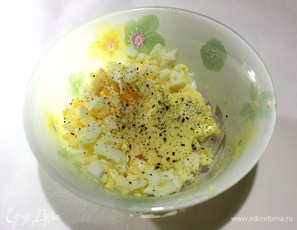 Тем временем, отварить яйцо вкрутую, мелко порезать и смешать с размягченным сливочным маслом (1 ст.л.), посолить и поперчить. 
