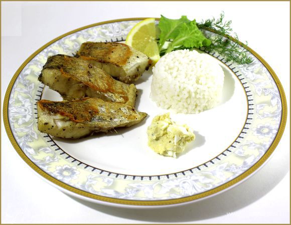 Запеченную рыбу сбрызнуть лимонным соком и подавать с гарниром. Очень вкусно на еще теплый кусочек рыбки положить яичный крем​. Приятного аппетита!;-)  ​​​