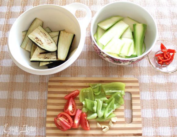 Баклажан порезать тонко (кусочки длиной 5-7 см), присолить и оставить на минут 15, чтобы выделился сок. Кабачок тонко порезать, как и баклажан. 
​​​​​​​​​​
