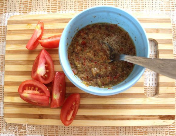 Тем временем, перцы почистить и измельчить в блендере вместе с чесноком и солью. Добавить 1 ст. л. оливкового масла, уксус, вустерский соус​, сахар. Все перемешать.
