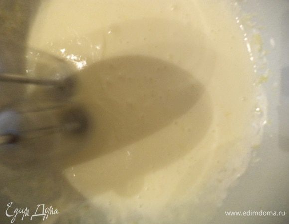 Взбить миксером желтки с сахаром и ванильным сахаром. Добавить сметану, слегка взбить.