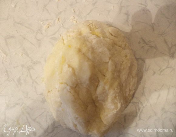 Добавить лимонную цедру, растопленное и слегка охлаждённое масло.Добавить просеянную муку и замесить тесто.