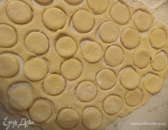 Тесто раскатать в пласт толщиной 0,5 см. Рюмочкой или формочкой вырезать небольшие кружочки.
Выпекать 15-20 минут при температуре 200 градуов.