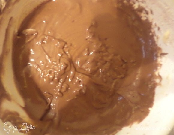 На водяной бане растопить шоколад.
Взбить на водяной бане желтки с сахарной пудрой и корицей, охладить.
Взбить размягчённое сливочное масло. Продолжая взбивать понемногу добавлять желтковую массу и растопленный шоколад.
Охладить крем в холодильнике.