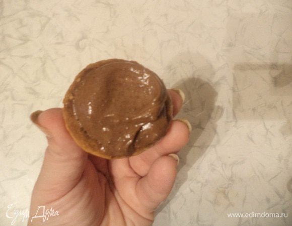 Когда крем загустеет, смазать им печенюшки, соединяя их попарно. 