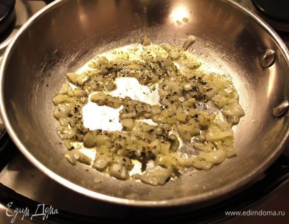 В сковороде растопить масло и добавить лук, пассировать 2 минуты на небольшом огне, добавить смесь прованских трав. 