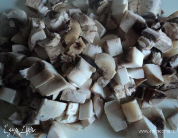Грибы режем небольшими кубиками, отправляем тушиться на сковороду с растительным маслом.