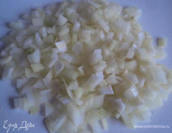Лук режем небольшими кубиками.