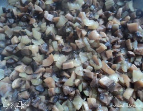 Отправляем лук к грибам, солим и перчим, перемешиваем, закрываем крышкой. Тушим до готовности, минут 25-30.