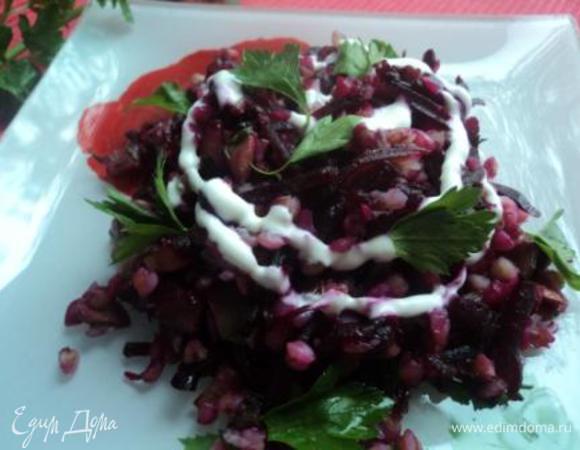 Подаём салат немедленно - тёплым или даже горячим (при необходимости подогреваем в микроволновке) со сметаной. Приятного аппетита!