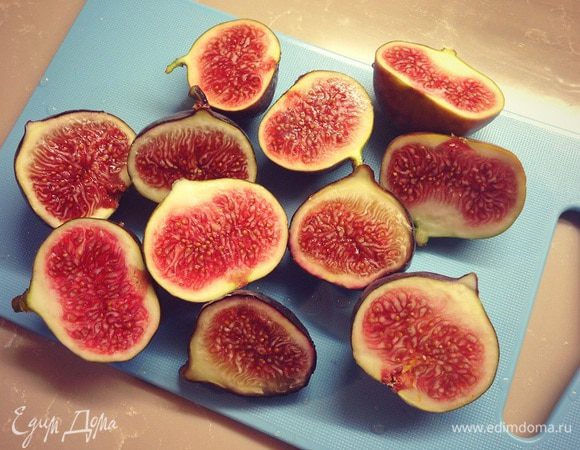 Инжир помыть обсушить бумажным полотенцем и разрезать по полам...