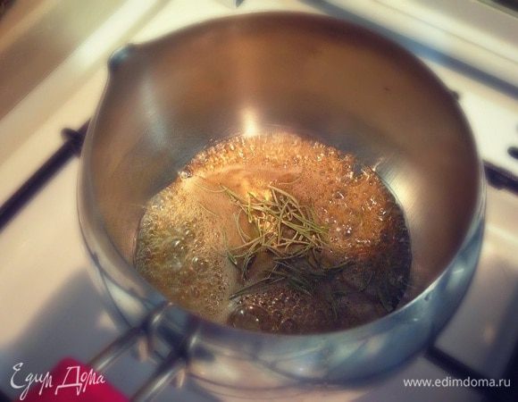 В маленькой  кастрюле на среднем огне разогрейте мед с тимьяном, снимите с огня и дайте настояться...