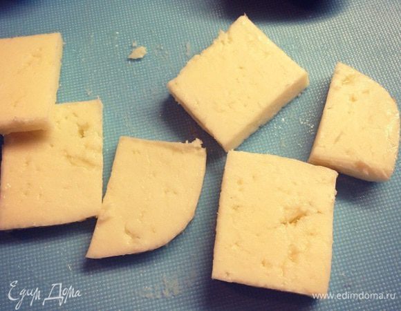 сыр порезать или поломать небольшими кусочками...