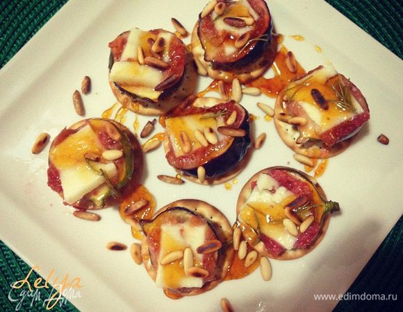 По желанию можно взять простое галетное печенье, на каждое печенье сверху выкладываем половинку инжира на каждый кусочек инжира кусочек сыра поливаем медом ,посыпаем обжаренными кедровыми орешками...
ПРиятного аппетита!!!!!!!