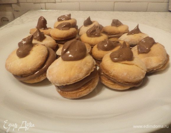 И выложить немного крема сверху.