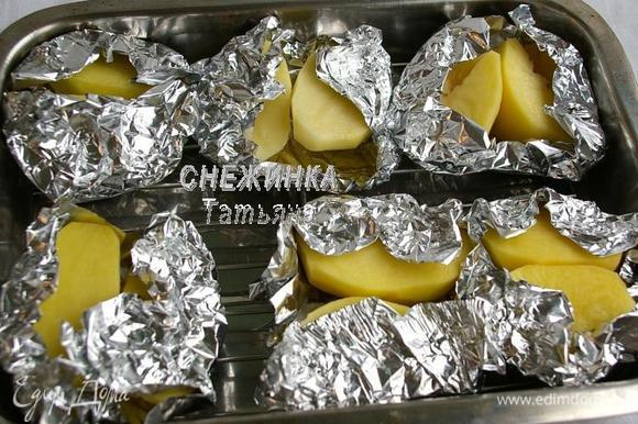Картофель очищаем, разрезаем на половинки, каждую пару картофеля кладём в фольгу. Укладываем в форму для запекания, сверху форму закрываем фольгой и ставим в разогретую до 220С духовку запекаться до готовности, около 40-45 минут, всё зависит от величины картофеля.