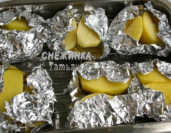 Картофель очищаем, разрезаем на половинки, каждую пару картофеля кладём в фольгу. Укладываем в форму для запекания, сверху форму закрываем фольгой и ставим в разогретую до 220С духовку запекаться до готовности, около 40-45 минут, всё зависит от величины картофеля.