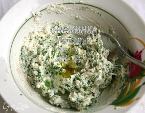 Для начинки моем и обсушиваем всю зелень. Соединяем рикотту с измельчённой зеленью, солим, перчим по вкусу. Добавляем оливковое масло, перемешиваем.