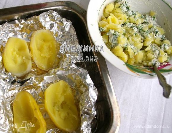 Когда картофель готов, вынимаем из каждой половинки серединку, можно ложечкой, можно вырезать ножом. Мякиш картофеля измельчаем, можно в пюре, можно порезать ножом, и соединяем с начинкой.