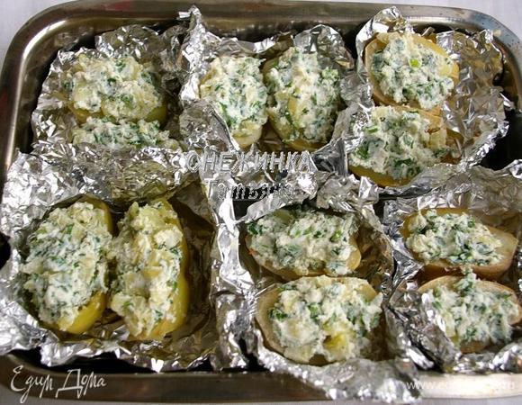 Фаршируем картофель полученной начинкой и снова отправляем в духовку на 10 минут.