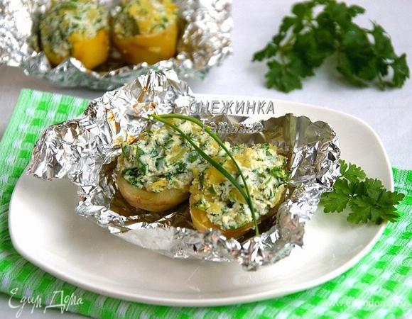Подавать картофель можно порционно в фольге. Приятного аппетита!