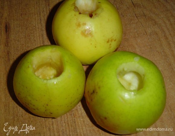 Яблоки моем, аккуратно удаляем сердцевину, немного расширяем отверстие.