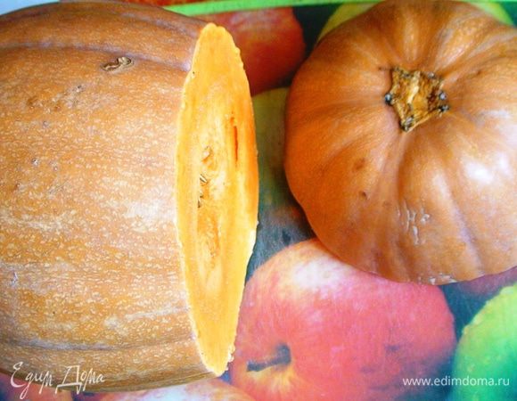 Тыкву вымыть, обсушить, отрезать верхушку (для крышечки), удалить семена и волокна. Смазать внутри и снаружи сливочным маслом.