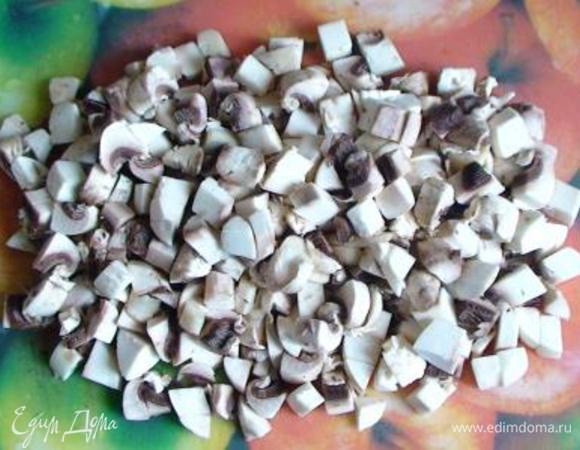 Грибы вымыть, обсушить и нарезать средними кубиками. Немного обжарить на растительном масле до полуготовности.
