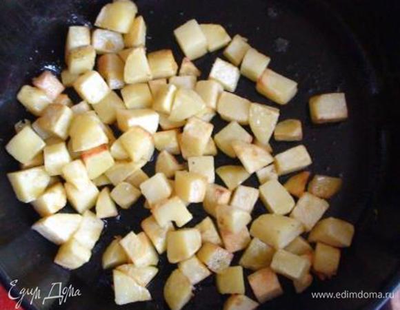 Картофель очистить, нарезать средними кубиками и обжарить до полуготовности.