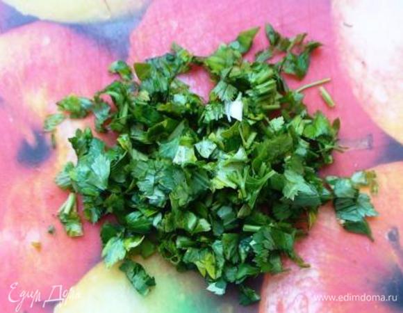 Кинзу помыть, обсушить и измельчить.