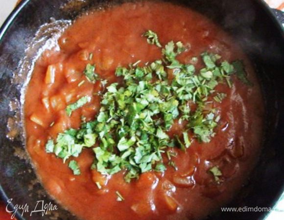 Лук очистить, нарезать средними кубиками и обжарить до золотистого цвета. Добавить томатную пасту, прогреть. Добавить бульон, перемешать. Добавить зелень.
