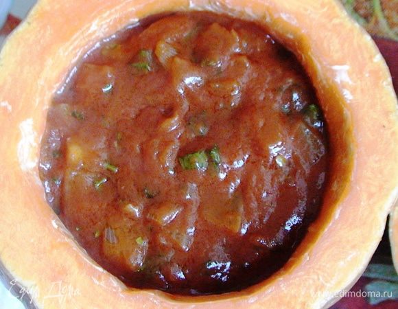 В тыкву выложить перемешанный с грибами картофель, слегка посолить, поперчить. Залить томатным соусом, накрыть тыкву «крышечкой» и поставить в разогретую до 200 градусов духовку на 40 мин.