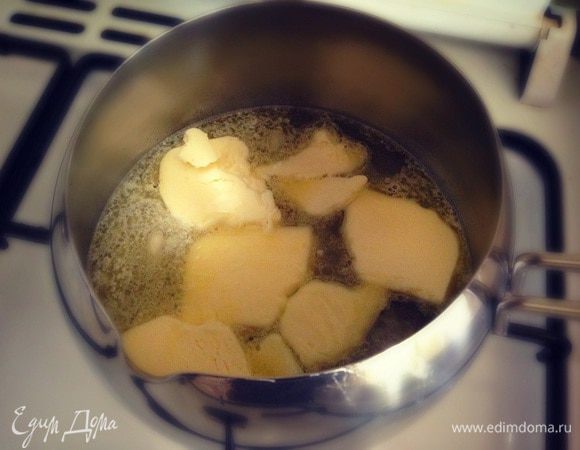 В кастрюльку положить масло, соль, налить воду,  довести до кипения.....