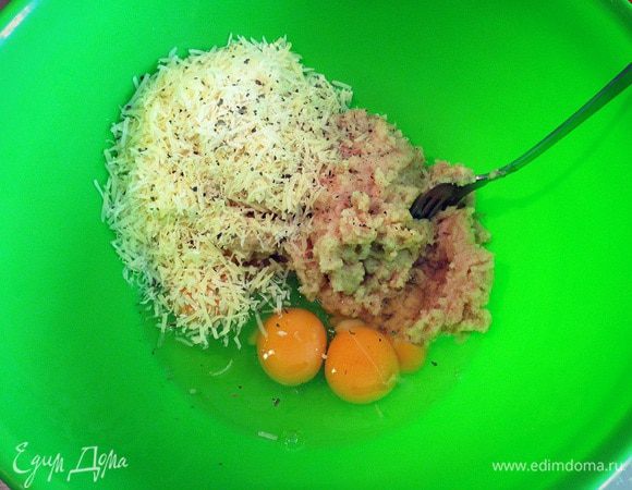 В остывшее тесто добавить, размешивая, яйца , 2/3 натертого сыра на мелкой терке ,специи.... все хорошо перемешать....