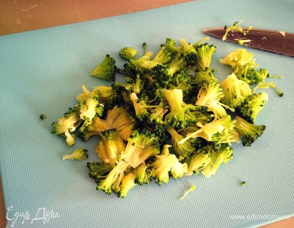 Заранее отварить брокколи ...остывшее брокколи разобрать на соцветия....