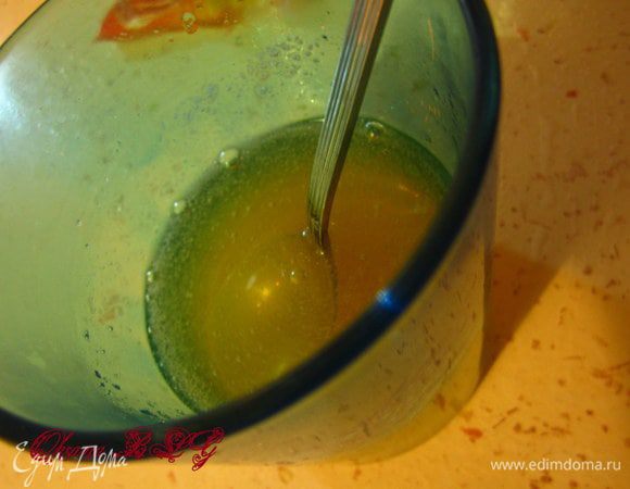 Желатин залить водой, дать набухнуть. Затем подогреть на водяной бане или в микроволновке. Главное не дать желатину закипеть, так как при закипании он теряет свои желирующие свойства. 
