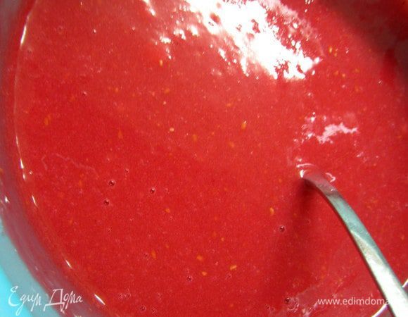 Малину с сахаром взбить блендером. При желании можно перетереть через сито, что бы убрать все косточки.  Добавить яблочное пюре. 