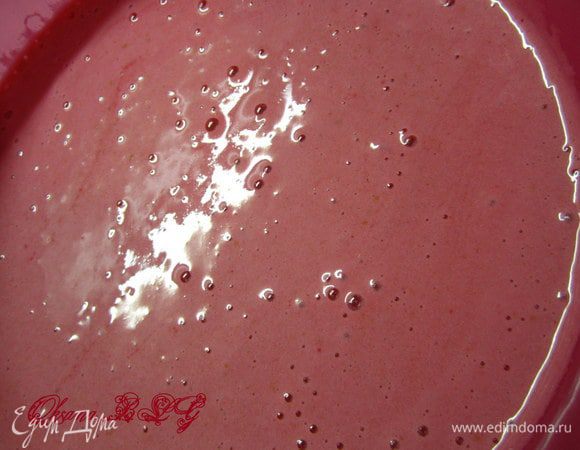 Продолжая взбивать ввести распущенный желатин. Взбивать в течении 2-2 минут. При взбивании маса становится светлее и воздушные.
Перелить в емкость. Поставить на 2-3 часа в холодильник.
