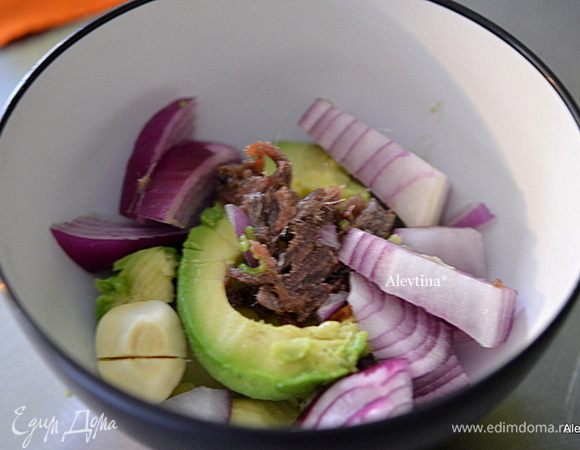 2-4 яйца отварить.
Авокадо очистить, выложить в блюдо, анчоусы мелко порезать, раздавить чеснок, красный перец, порезанный лук 1/4 стакана, лимон, сок, сметану. Перемешать.