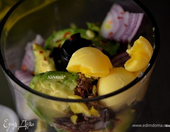 Выложить все в фудпроцессор, добавить очищенные и отваренные яйца -желтки. Взбить до однородной массы.