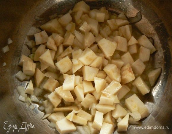 В кастрюле на сливочном масле обжарьте корнеплоды до светло-золотистого цвета. В конце добавьте чеснок и жарьте еще минуту.