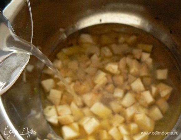 Затем залейте овощи горячим куриным бульоном, посолите. Когда бульон закипит нужно уменьшить огонь и варить минут 15. Нарезать груши небольшими кусочками, добавить в бульон и варить еще 10 минут.