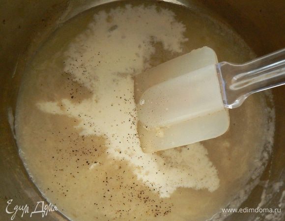 После этого измельчите суп в пюре при помощи погружного блендера. Влейте сливки, добавьте свежемолотый перец.