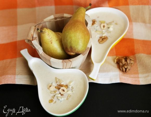 Хорошо все перемешайте и прогрейте. Разлейте по тарелкам и украсьте кусочками груши и сыра. Посыпьте блюдо сверху орешками.