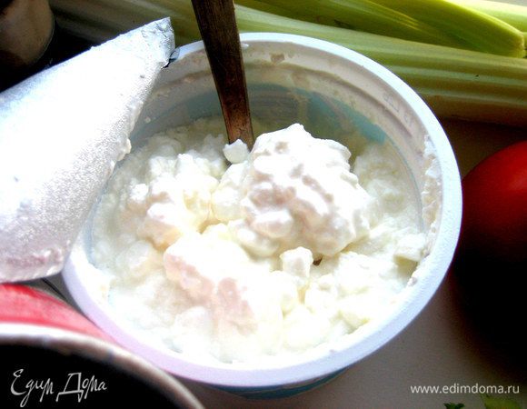 Открываем коробочку готового свежего творожка...