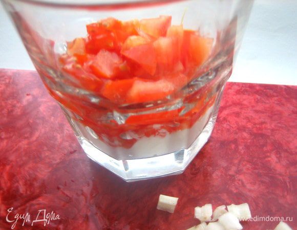 Часть творога кладём на дно,сверху помидорный слой.