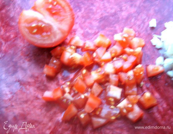 Для этого помидор измельчить.